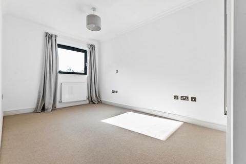 2 bedroom flat to rent, Battersea Park Road, London, SW11