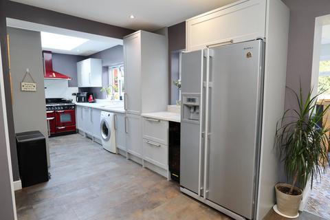 3 bedroom semi-detached house for sale, Auckland Road, Caterham