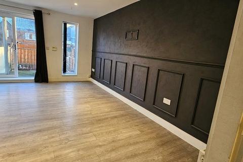 3 bedroom house to rent, Rainsough Brow, Manchester, M25