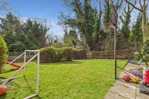1 bedroom flat for sale, Whitethorn Avenue, Coulsdon CR5