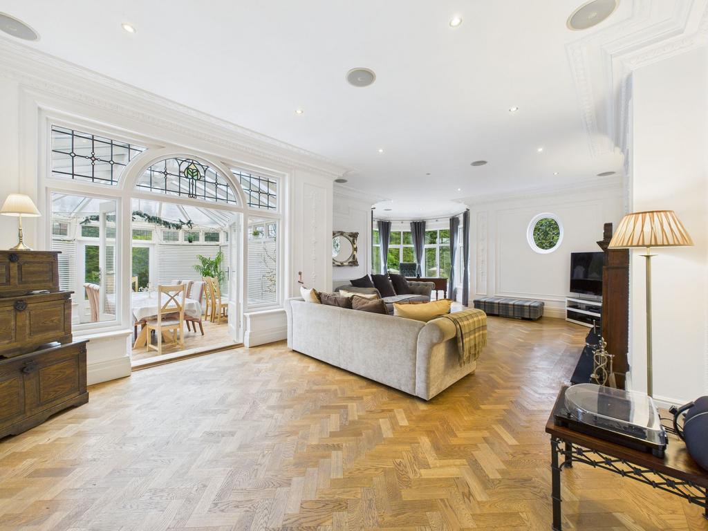 Lounge/Dining Room