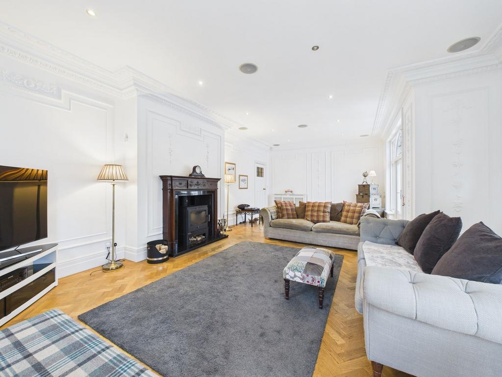 Lounge/Dining Room