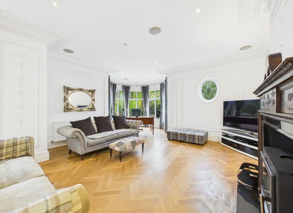 Lounge/Dining Room