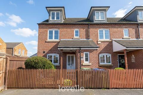 3 bedroom townhouse for sale - Saunby Grove , Cleethorpes DN35