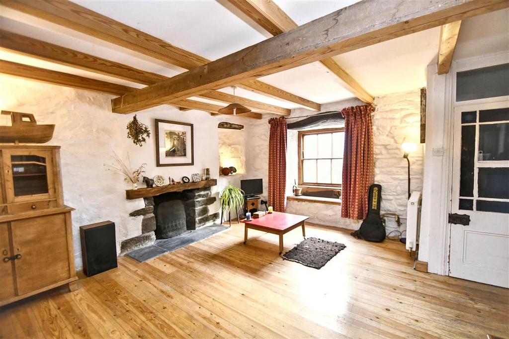 Sitting/dining room