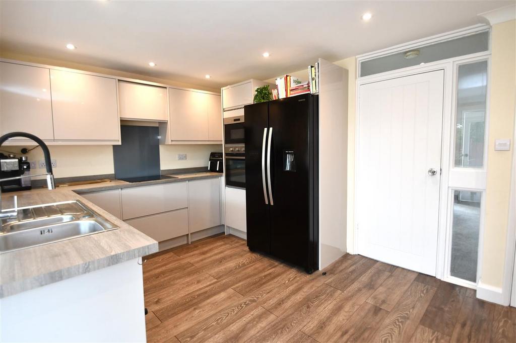 Fitted kitchen