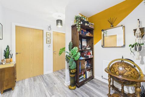 1 bedroom flat for sale, Iron Railway Close, Coulsdon CR5