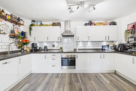 1 bedroom flat for sale, Iron Railway Close, Coulsdon CR5