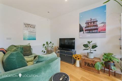 1 bedroom flat for sale, Murrain Road, Kimpton Court, N4