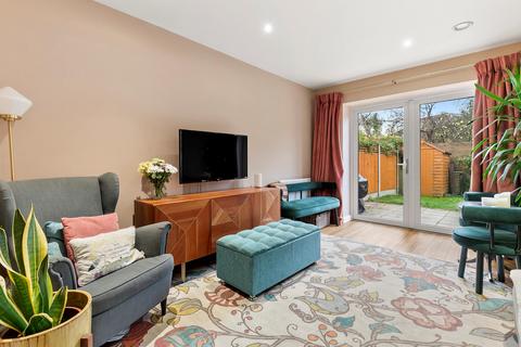 3 bedroom flat for sale, Manet Gardens, London, W3