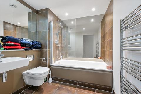 2 bedroom flat to rent, Landmark East Tower, Marsh Wall, Nr Canary Wharf, London, E14