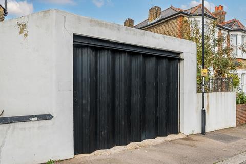 4 bedroom end of terrace house for sale, Salehurst Road, London