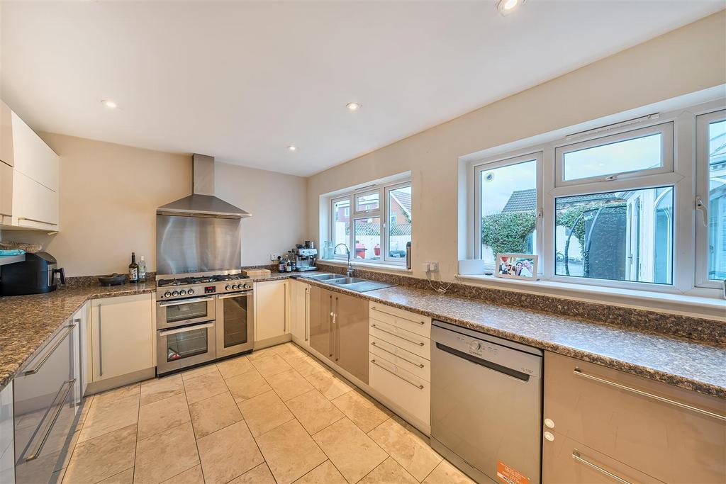 Kitchen/Breakfast Room: