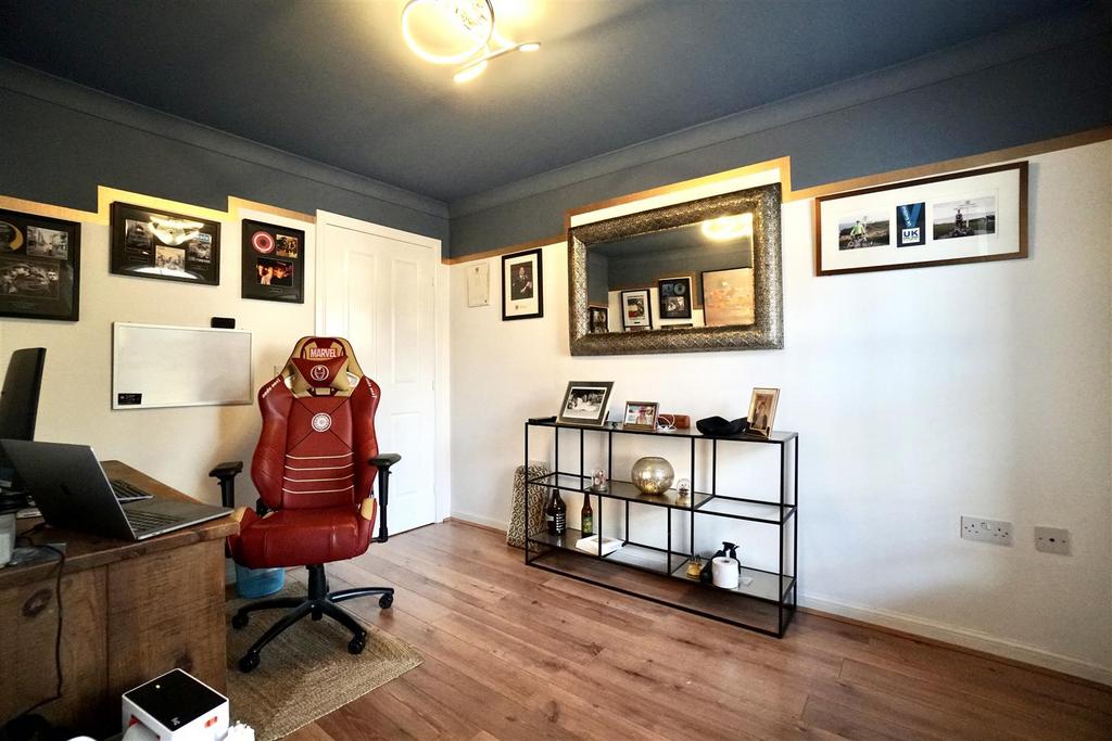 Office/bedroom 4