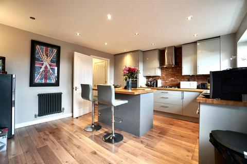 4 bedroom semi-detached house for sale, Gavin Way, Highwoods, Colchester