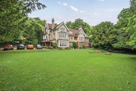 2 bedroom flat for sale, Harestone Valley Road, Caterham CR3