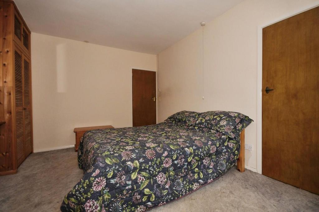 BEDROOM 1 03.jpg