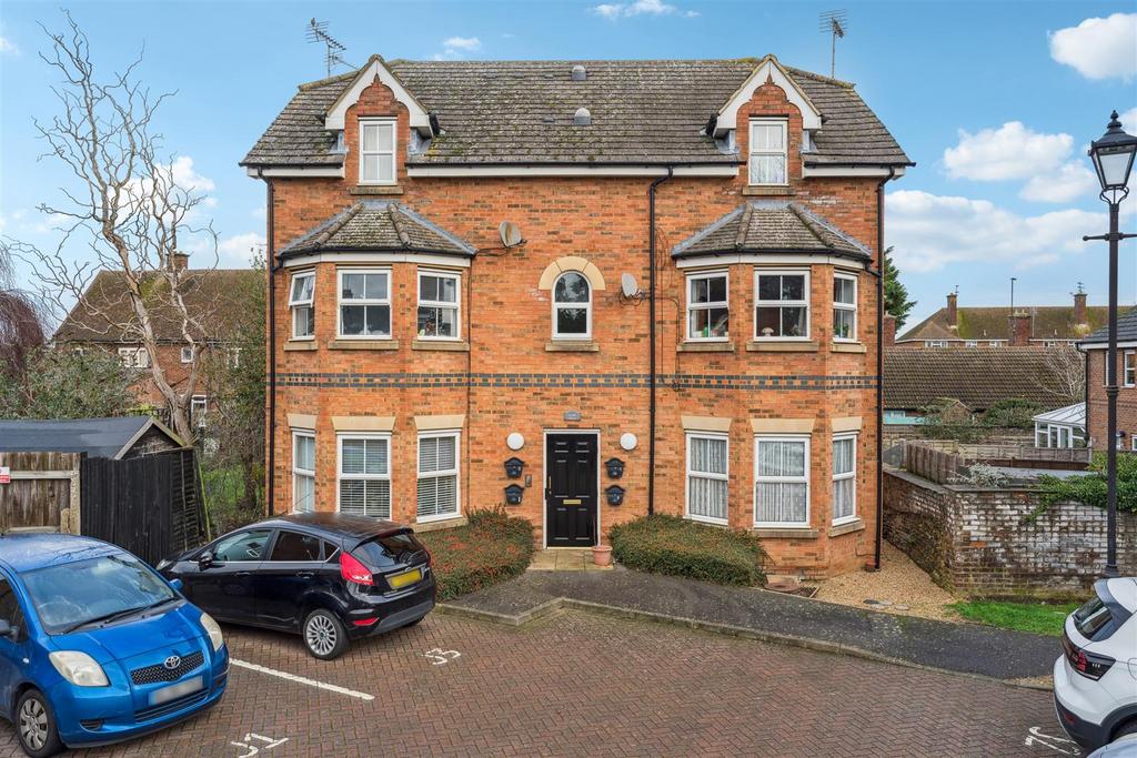 Gilbert Mews, Leighton Buzzard