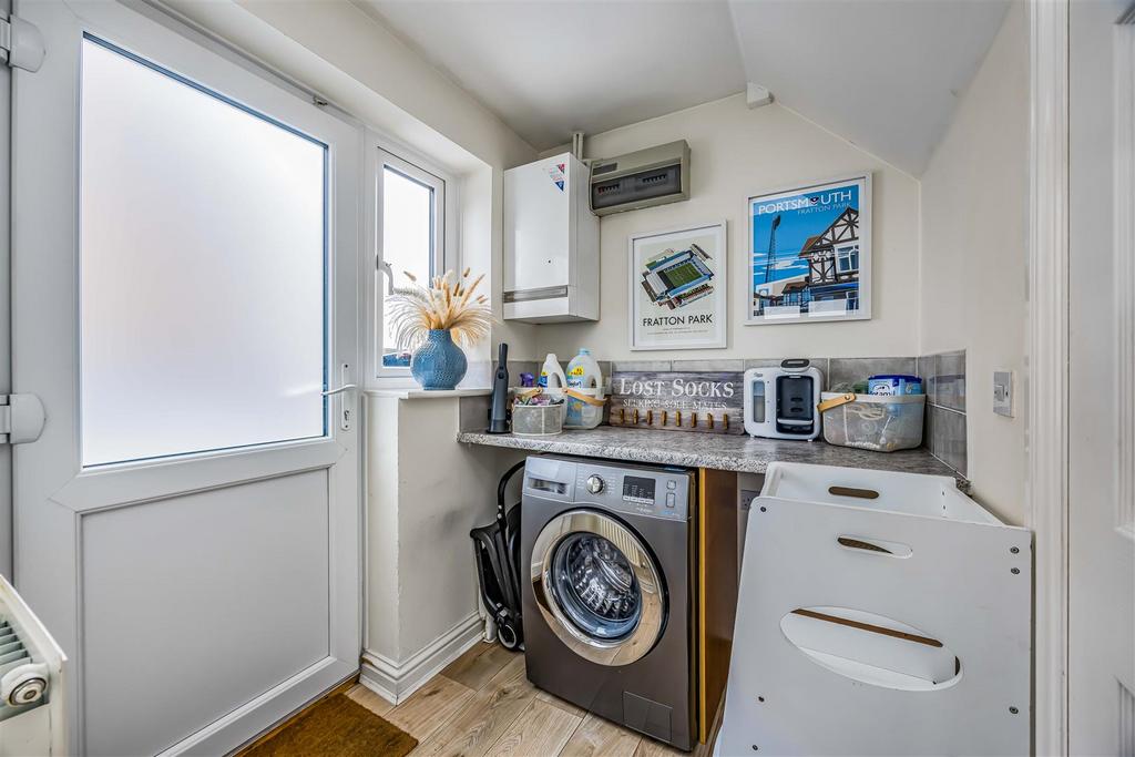 1 Caer Peris View, Portchester-Small-Portico Market