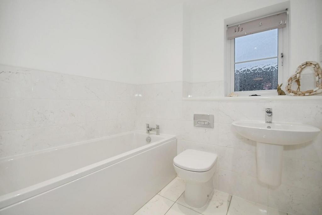 BATHROOM 01.jpg