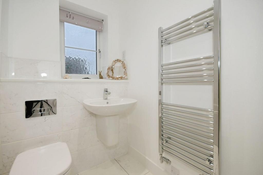 BATHROOM 02.jpg