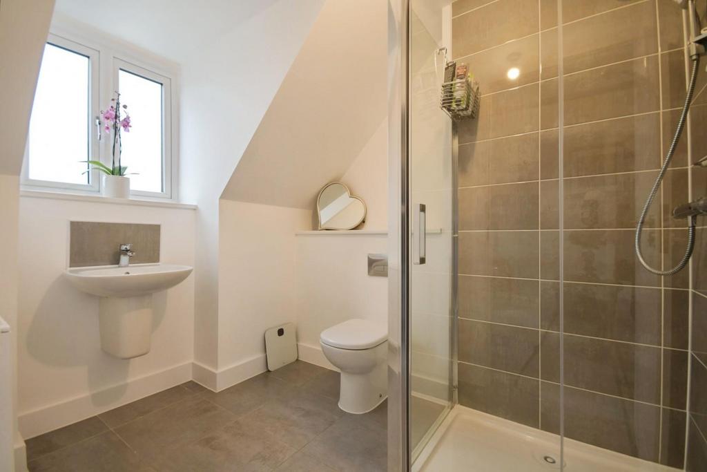 BED 1 ENSUITE.jpg