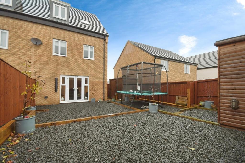 REAR GARDEN 03.jpg