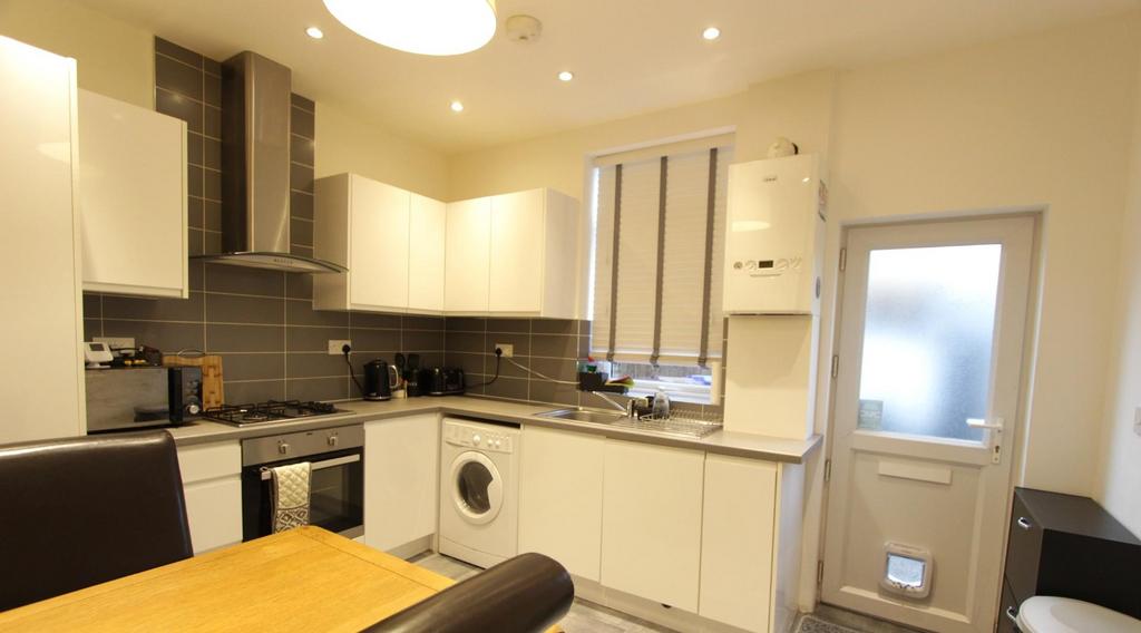 2. Kitchen (1).JPG