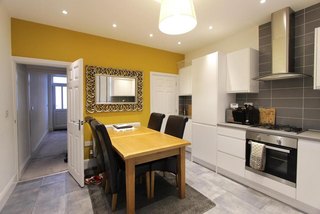 2. Kitchen .JPG