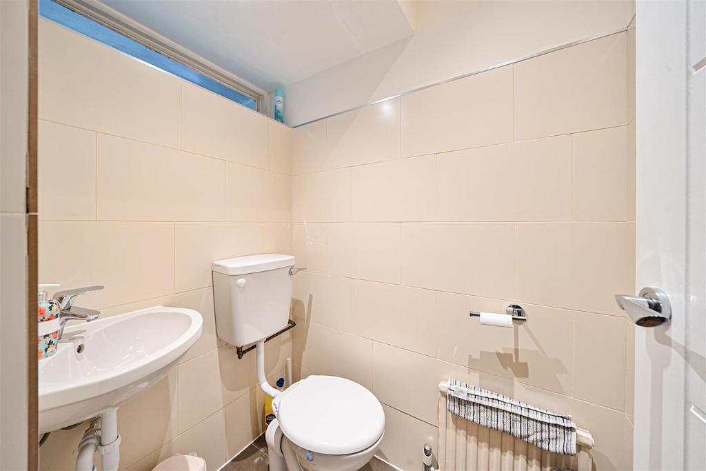 Guest Cloakroom: