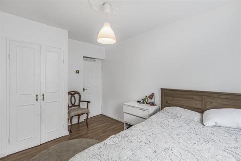 2 bedroom flat for sale, Hayward Gardens, London