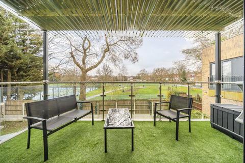 3 bedroom flat for sale, Granville Road, London NW2