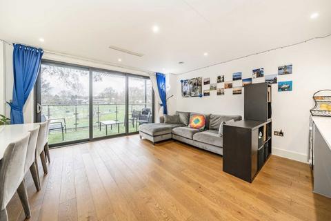 3 bedroom flat for sale, Granville Road, London NW2