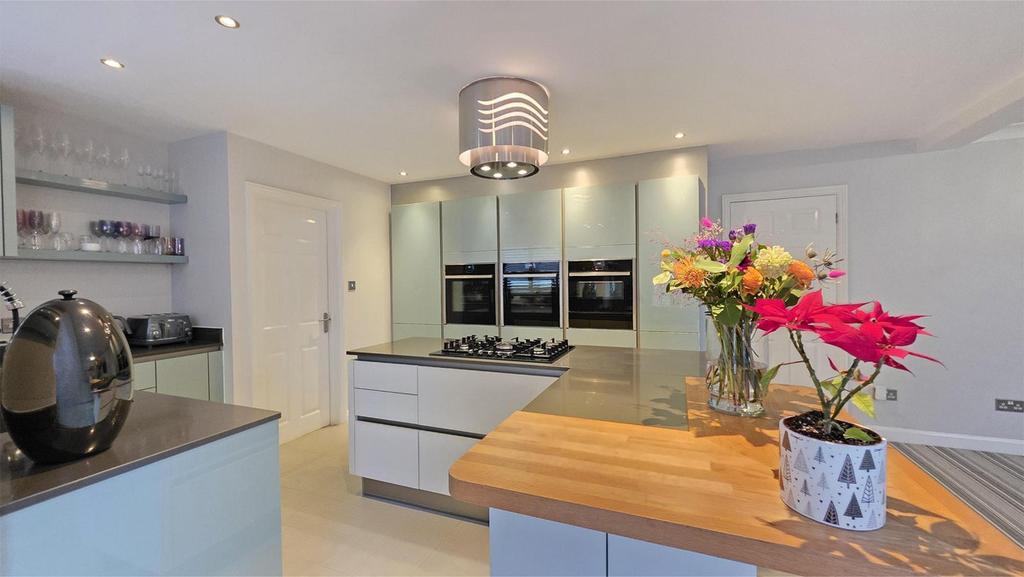 Living/Breakfast Kitchen