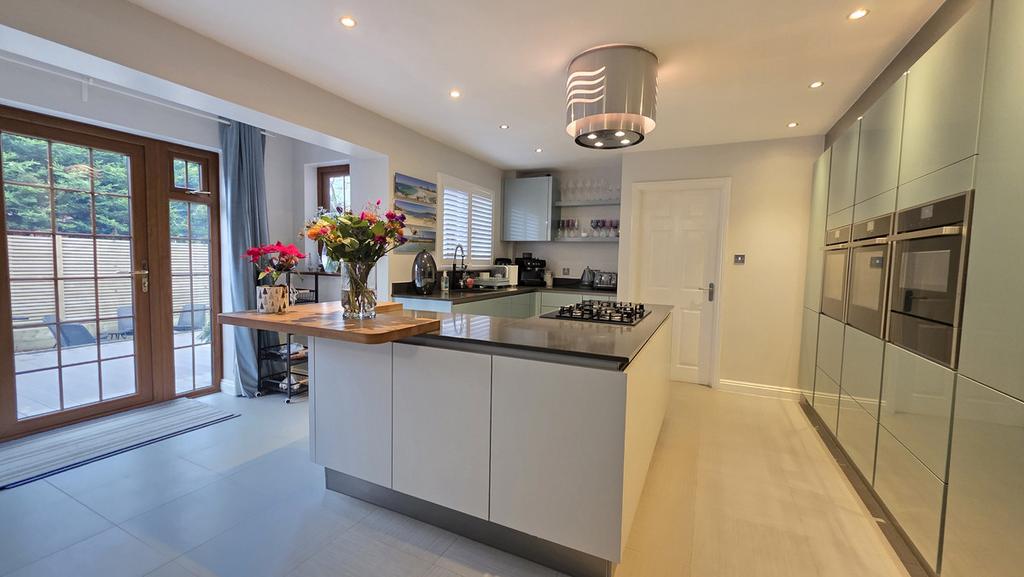 Living/Breakfast Kitchen