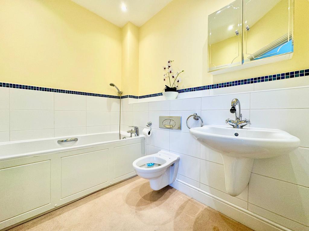 En-suite Family bathroom
