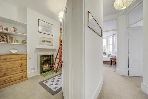 3 bedroom flat for sale, Disraeli Gardens, London