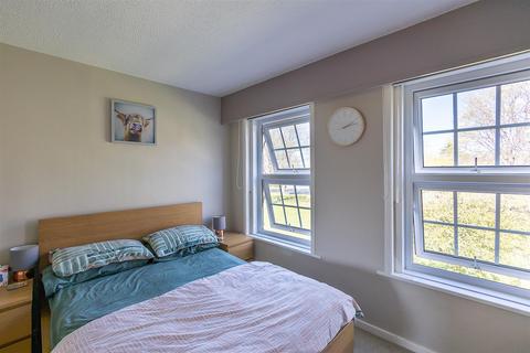 2 bedroom flat for sale, Newlands Avenue, Melton Park, Newcastle upon Tyne