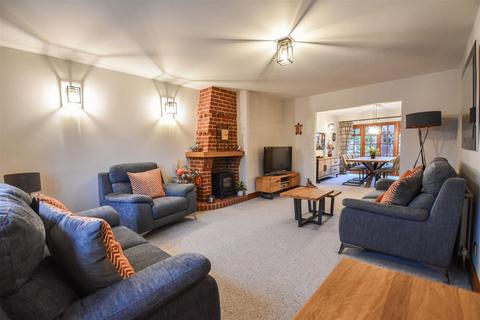 4 bedroom detached house for sale, First Avenue, Hook End, Brentwood