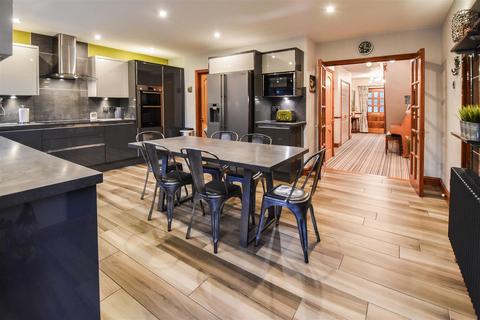 4 bedroom detached house for sale, First Avenue, Hook End, Brentwood