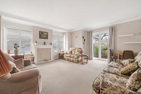 2 bedroom flat for sale, Alexander Crescent, Caterham, CR3 5ZG