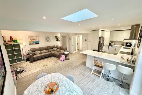 4 bedroom semi-detached house for sale, Kenilworth Drive, Borehamwood WD6