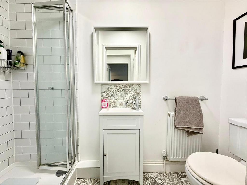 Guest Shower Room: