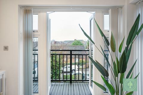 2 bedroom flat for sale, Linden Way, Southgate, London, N14