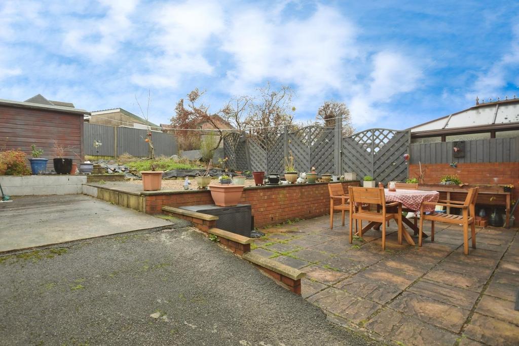 REAR GARDEN 01.jpg