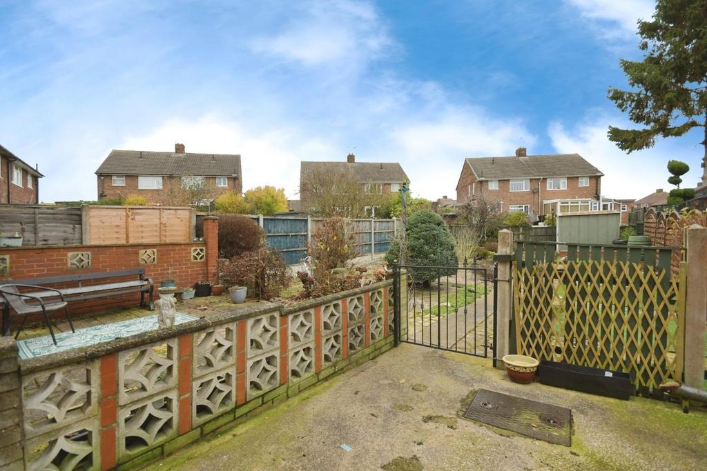 REAR GARDEN 01.jpg