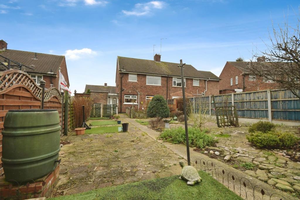 REAR GARDEN 08.jpg