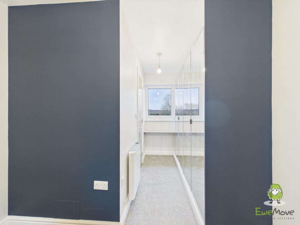 Built in wardrobes and ensuite  - Ewemove Whitchur