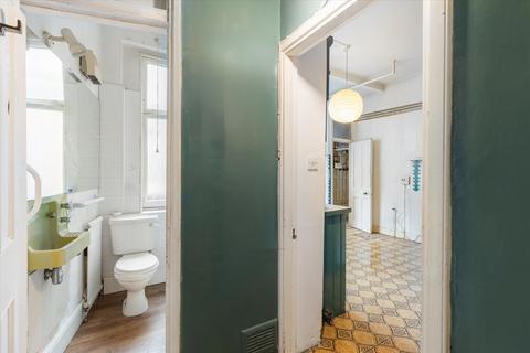 4 bedroom flat for sale, Ridgmount Gardens, London, WC1E