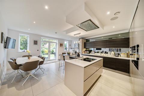 5 bedroom detached house for sale, Aspen Place, Bushey WD23
